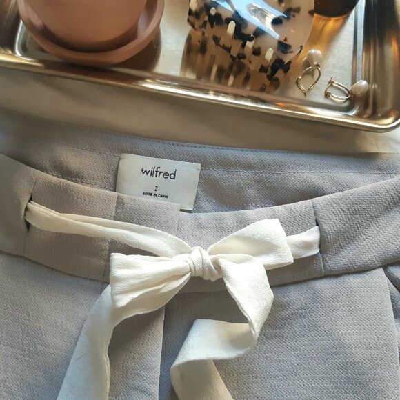 Wilfred Exergue Pleated Tie-Front Crepe Shorts - Picture 2 of 7